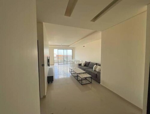 Stylish 3-BDR Apt with Terrace