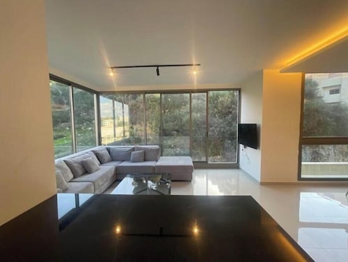 Urban Loft 4BDR 2-Story Duplex