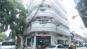 A multi-story building with a storefront labeled "WELCOME". - RedDoorz at Emperor Manila Boutique Hotel (City of Manila)