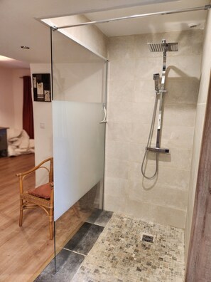 Doccia, asciugacapelli, asciugamani, sapone