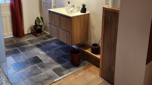 A modern bathroom with a wooden vanity, a mirror, and a tiled floor. - Coquette and independent room, 2 steps from Chambord, the castles and Beauval (Tour-en-Sologne)