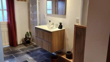 Een douche, een haardroger, handdoeken, zeep