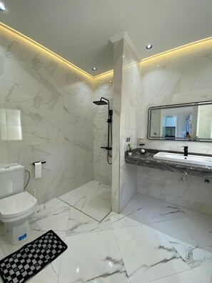 Dusche, Bidet, Handtücher, Seife