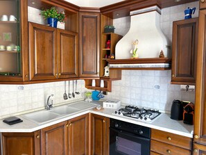 Fridge, oven, stovetop, coffee/tea maker - Crazi4Rome Guesthouse - Near Metro Battistini (Roma)