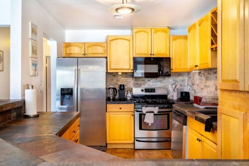 Brand New! Near Chinatown Vegas/Pool-Sleeps 9