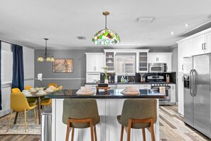 Een koelkast, een magnetron, een oven, een kookplaat