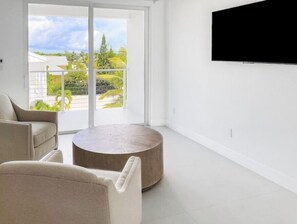 Smart TV, books, stereo