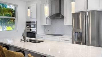 Een koelkast, een microgolfoven, een oven, een kookplaat