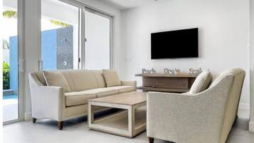 Smart-tv, boeken en een stereo