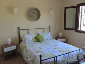4 bedrooms, iron/ironing board, bed sheets