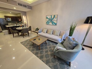 Smart TV - Premium apartment Manama 2 bathrooms sea view, pool, spa, saunas, .... (Manama)
