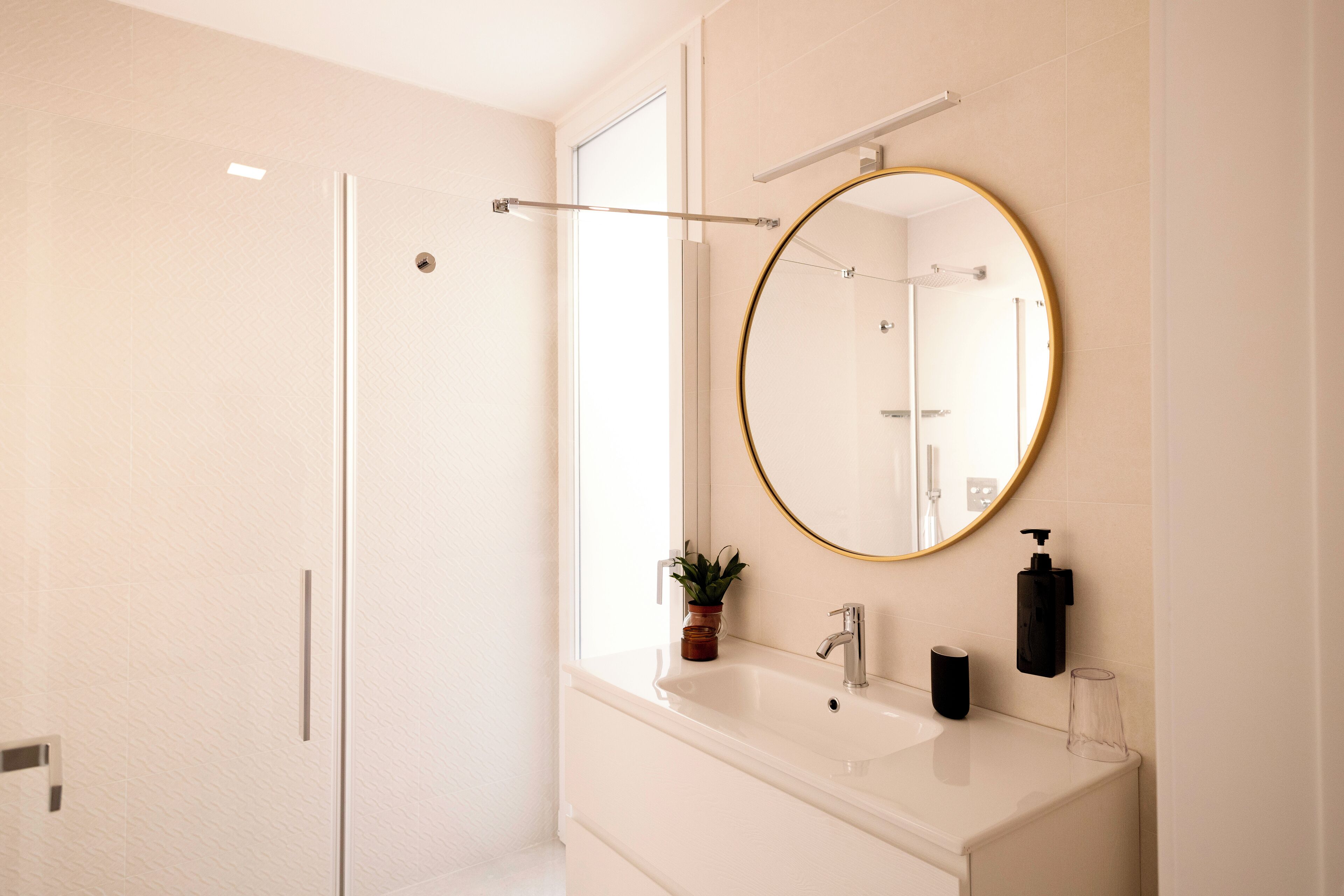 Bruser, miljøvenlige toiletartikler, hårtørrer, bidet