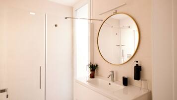 Douche, articles de toilette écologiques, sÚche-cheveux, bidet
