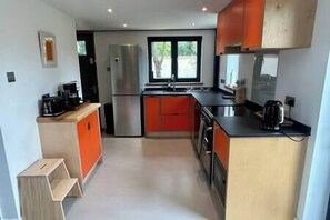 Geladeira, micro-ondas, fogão, cooktop
