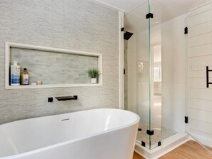 Dusche, umweltfreundliche Kosmetikartikel, Haartrockner, Handtücher
