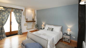 Habitación doble Deluxe, vista al jardín | Decoración personalizada, muebles diferentes y wifi gratis