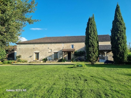 Exterior. Auberge des Pensees