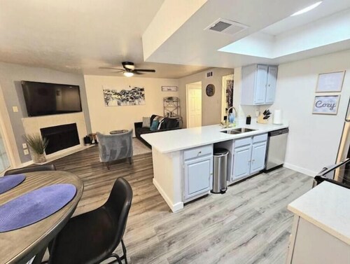 Lakeside Modern and peaceful Condo!