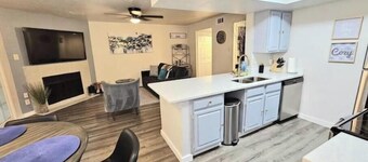 Lakeside Modern and peaceful Condo!