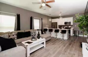 Smart TV - Charming 3-bedroom house with AC and WiFi (New Orleans)