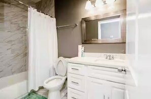 Hair dryer, towels, soap, toilet paper - Charming 3-bedroom house with AC and WiFi (New Orleans)