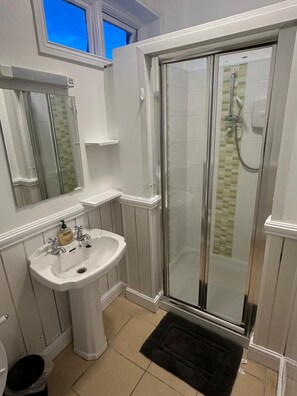 Dusche, Haartrockner, Handtücher, Seife