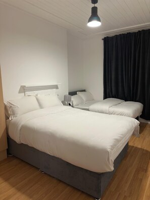 2 slaapkamers, een bureau, een strijkplank/strijkijzer, reisbedje