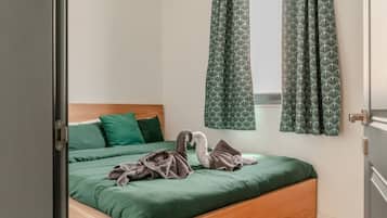 Desk, iron/ironing board, WiFi, bed sheets