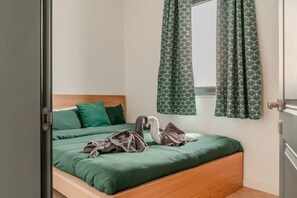 Desk, iron/ironing board, WiFi, bed sheets