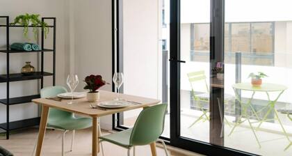 Luxury Mainstreet Sliema Suite! WiFi + Beach!