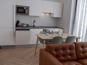 Réfrigérateur, four à micro-ondes, un four, surface de cuisson
