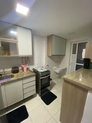 Fridge, microwave, stovetop, blender