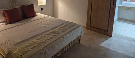 3 habitaciones, tabla de planchar con plancha, wifi y ropa de cama