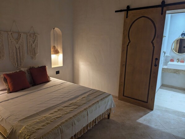 3 habitaciones, tabla de planchar con plancha, wifi y ropa de cama