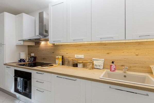 Fridge, oven, stovetop, dishwasher