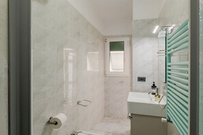 Douche, sèche-cheveux, bidet, serviettes fournies