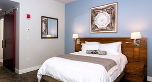 Desk, laptop workspace, iron/ironing board, free cribs/infant beds - Windrose On Hudson (Ossining)