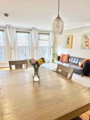 Dining - Downtown house- Walk to Cherry Blossom/Museums/ Ballpark - Free Parking (Washington)