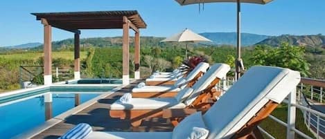 Una piscina al aire libre