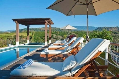 Una piscina al aire libre. Asclepios Wellness & Healing Retreat