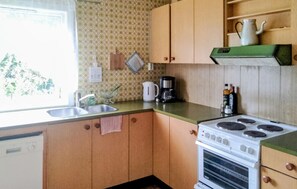 Cafetière/bouilloire, réfrigérateur, micro-ondes, four