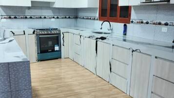 Mikrowelle, Ofen, Herdplatte, Kochgeschirr/Geschirr/Besteck