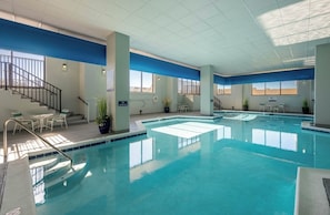 Una piscina interna con acqua cristallina, una scala e un cartello con la scritta 'No Parking'.