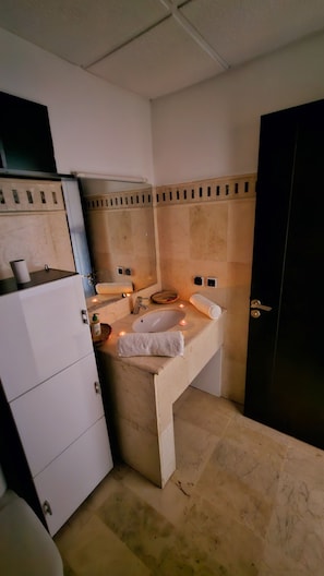 Towels, soap, toilet paper - Sunny apartment in Gueliz Marrakech (Marrakech)