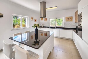 Frigorífico, microondas, horno y lavavajillas