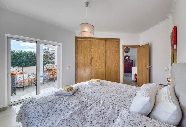 4 bedrooms, iron/ironing board, free WiFi, bed sheets