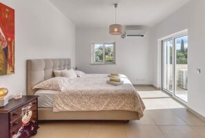 4 bedrooms, iron/ironing board, free WiFi, bed sheets