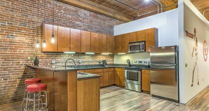 Sports DWTN Loft-Projector TV-Dining/Poker Table