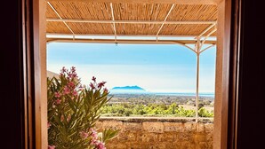 A balcony with a view of a mountainous landscape and a clear sky. - Alencio Panorama Residence (Favignana)