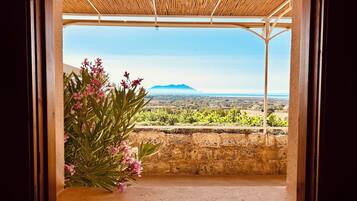 Room, 1 King Bed, Private Bathroom | Egyptian cotton sheets, premium bedding, memory foam beds, free minibar